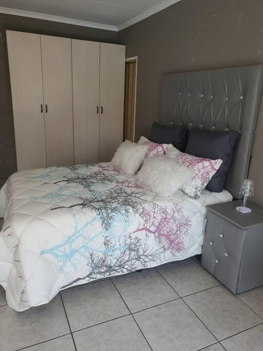 Funky Dot Sleeping Spot Apartment Кемптън Парк Екстериор снимка